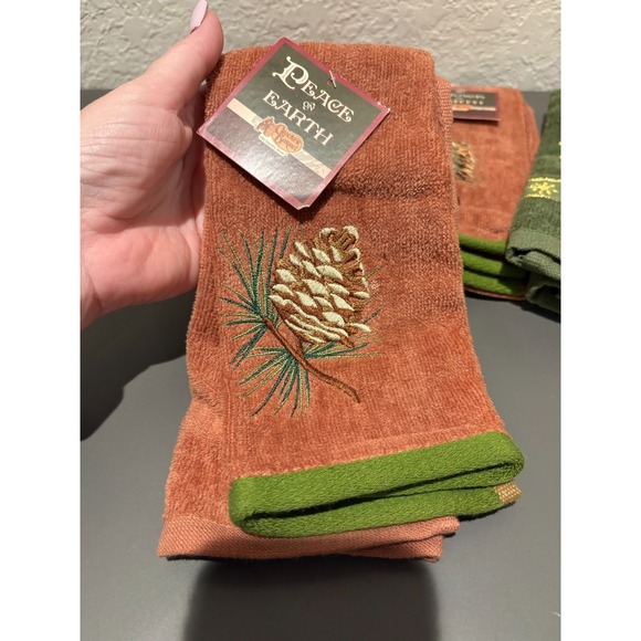 Mixed Holiday Hand Towels - 3 "Peace on Earth" Pine Cone (NWT) & 1 Poinsettia - Picture 2 of 7